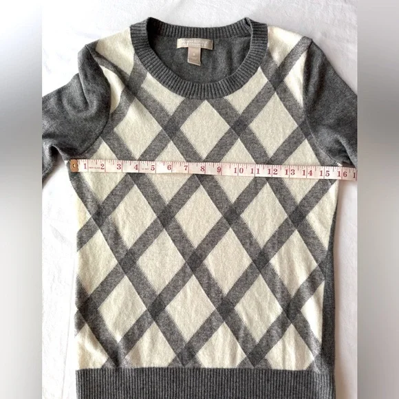 Banana Republic Gray and Cream Argyle Sweater Small - Picture 3 of 6